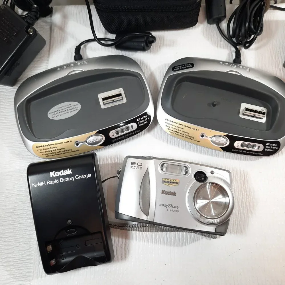 Kodak EasyShare CX4230 Digital Camera w/ battery charger & docks carry Case READ
